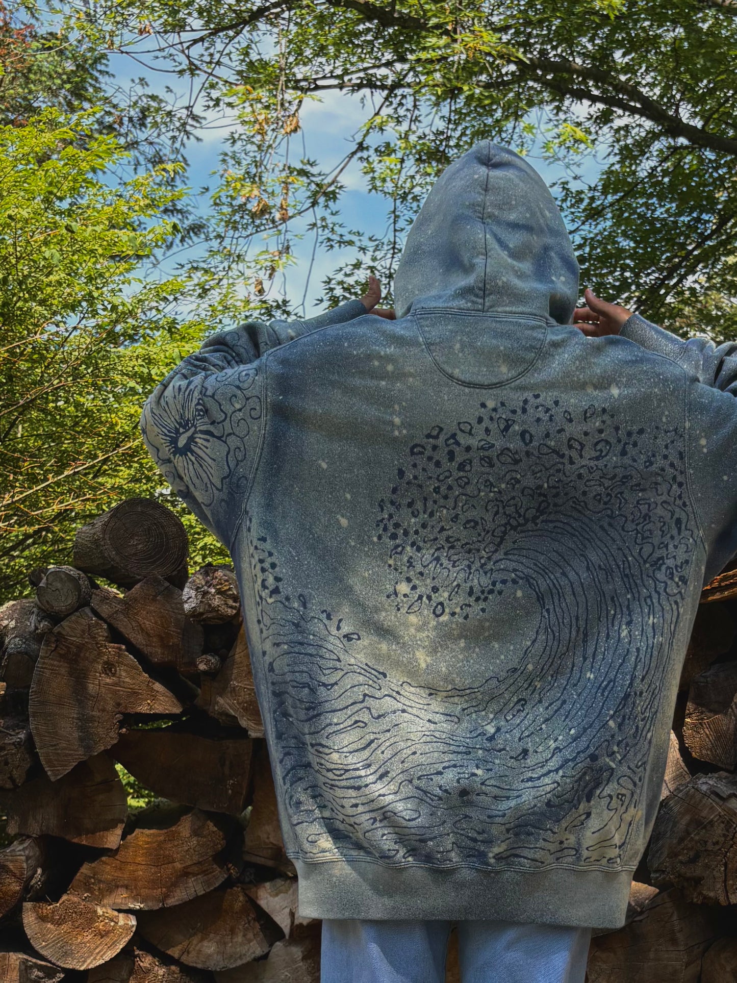 WAVE HOODIE